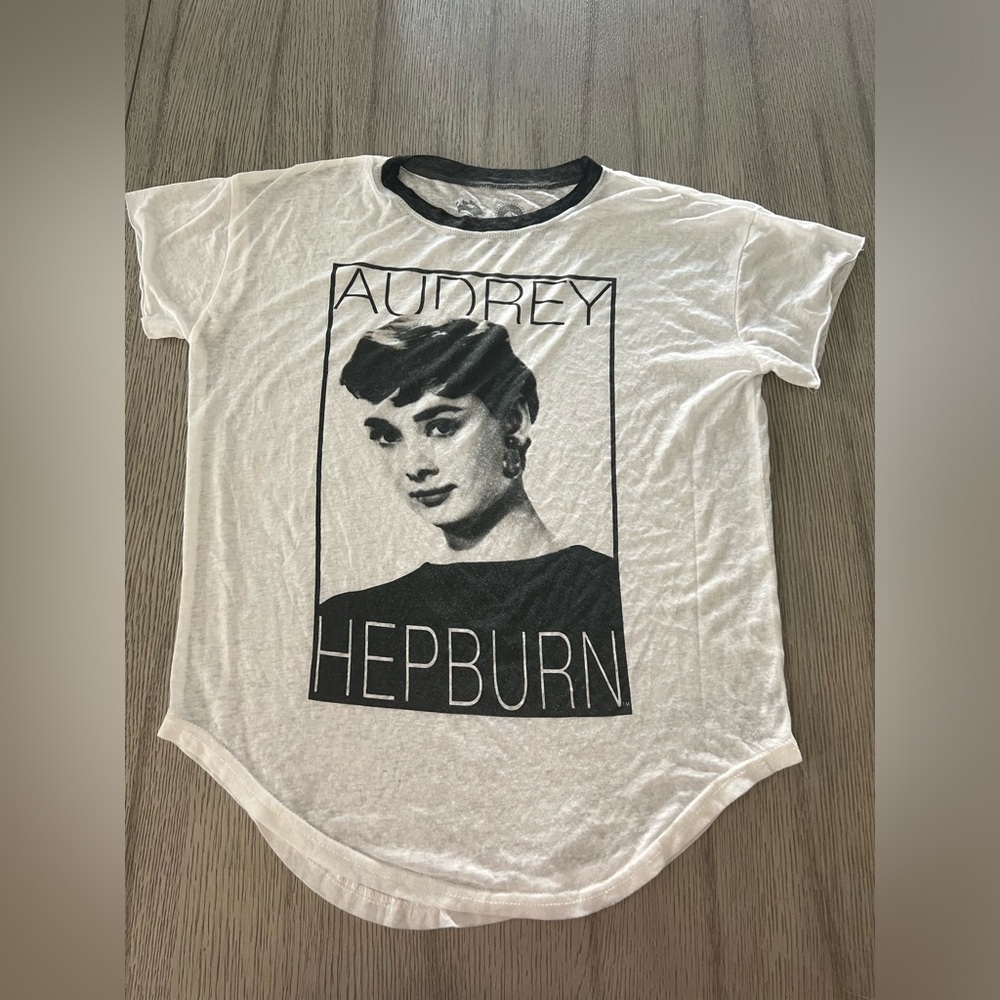 PARAMOUNT  woman’s AUDREY HEPBURN graphic tee